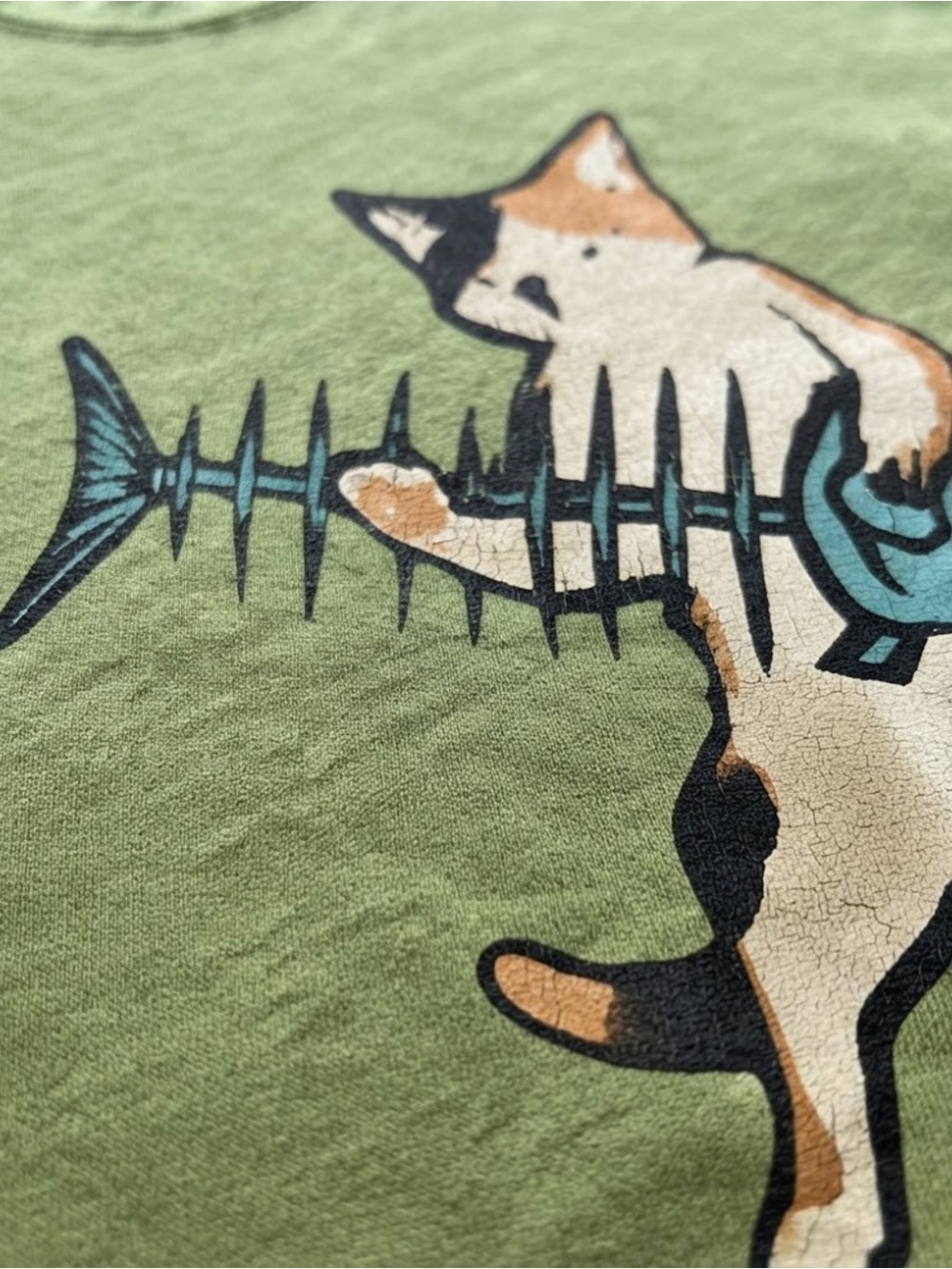 Cute Calico Cat Fish Skeleton Graphic Tee Green Gildan T-Shirt - Picture 3 of 3